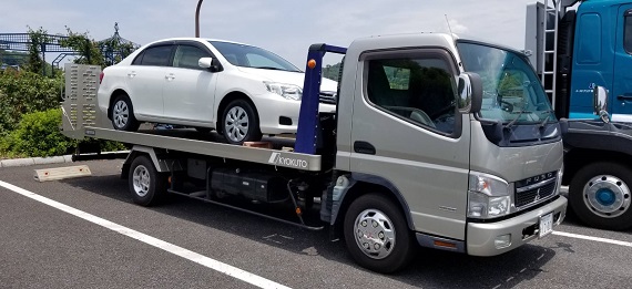 車を積載車に載せた写真